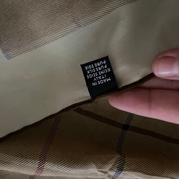 Burberry - Picture 3 of 3